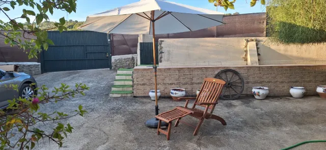 Parasol y tumbona de madera con colchoneta