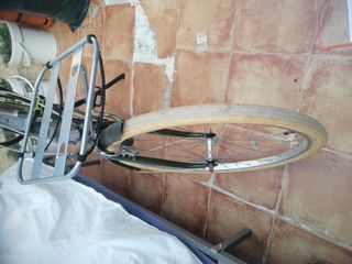 Bicicleta verde con cesta y portabultos