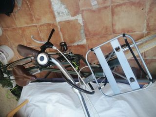 Bicicleta verde con cesta y portabultos