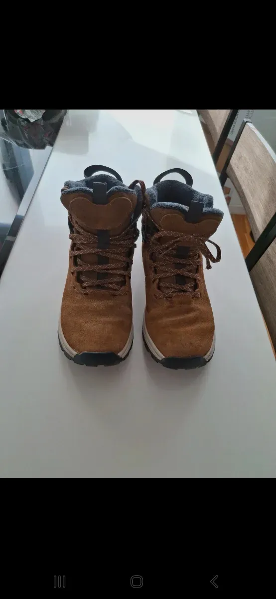 Botas de montaña impermeables marrones