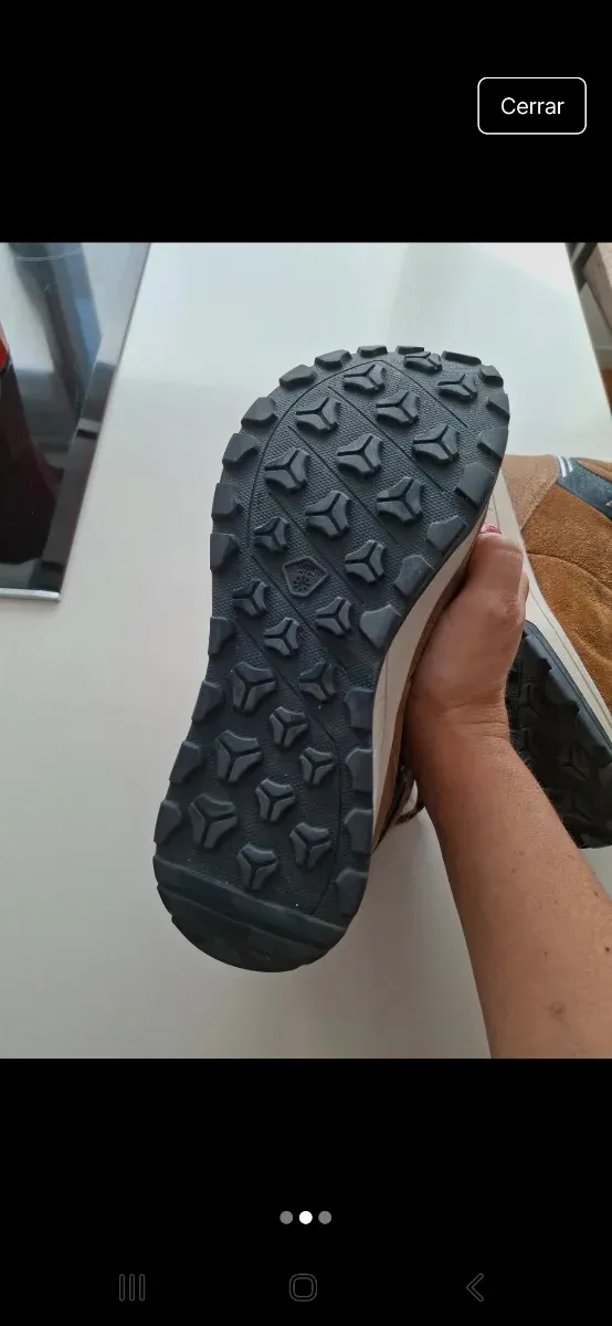 Botas de montaña impermeables marrones