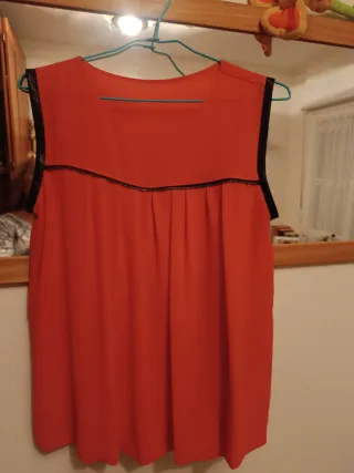 Blusa roja sin mangas