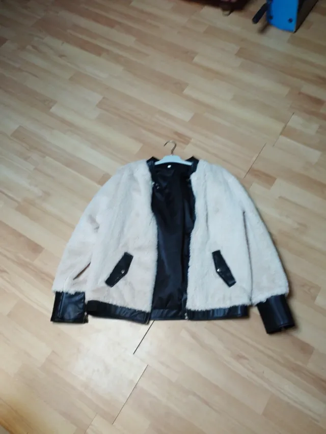 Cazadora pelo mujer beige y negra