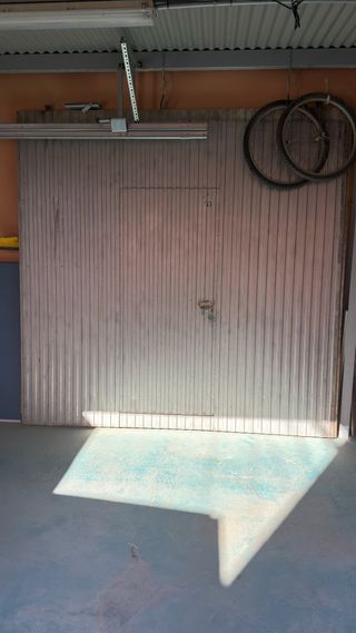 Puerta corredera chapa con puerta peatonal