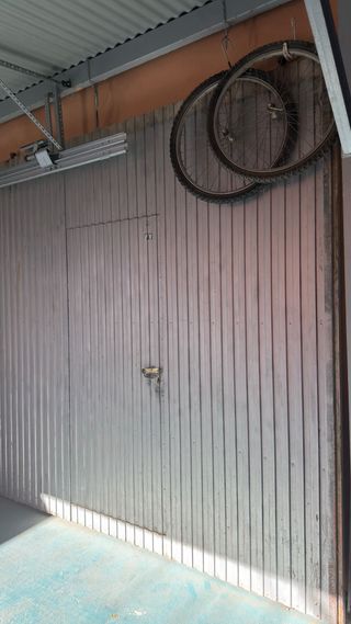 Puerta corredera chapa con puerta peatonal