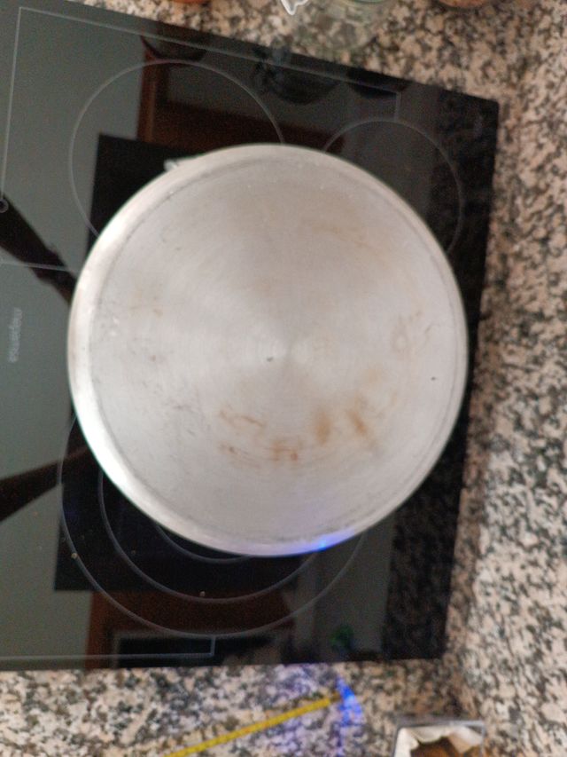 Olla de aluminio con asas