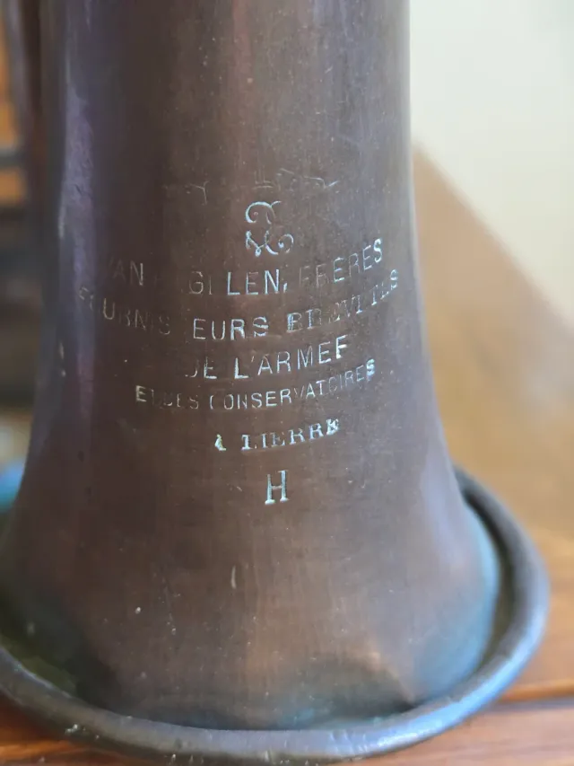 Corneta militar antigua