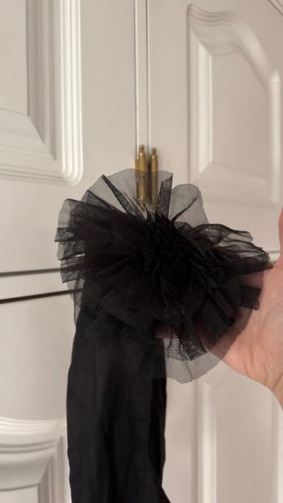 Cinturón negro con rosetón de tul