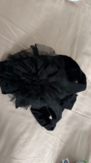 Cinturón negro con rosetón de tul