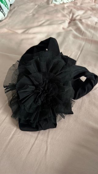 Cinturón negro con rosetón de tul