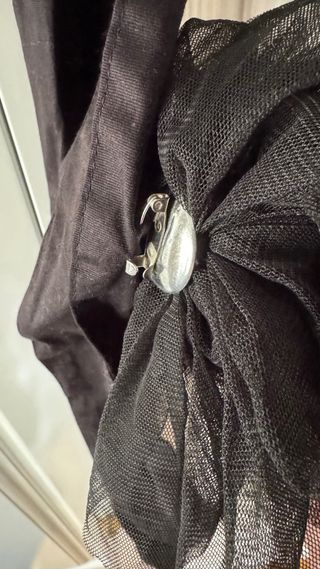 Cinturón negro con rosetón de tul