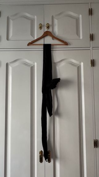 Cinturón negro con rosetón de tul