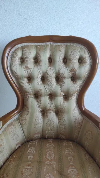 Butaca clásica madera castaño y tela