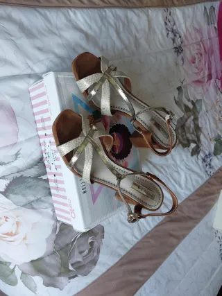 Sandalias vintage doradas y marrones