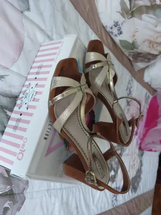 Sandalias vintage doradas y marrones