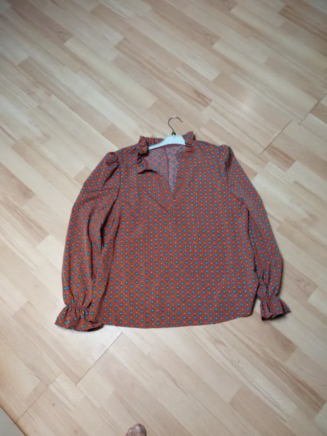 Blusa estampada cuello volante