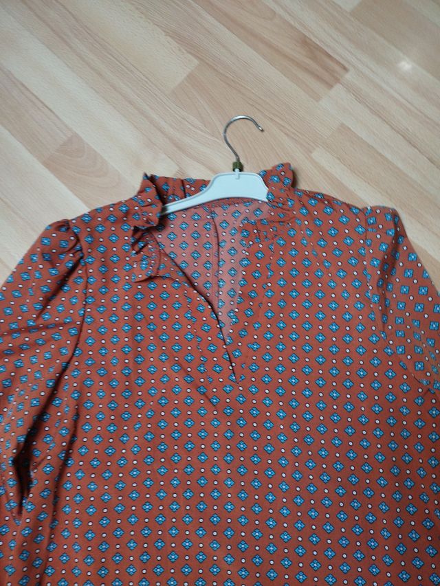 Blusa estampada cuello volante