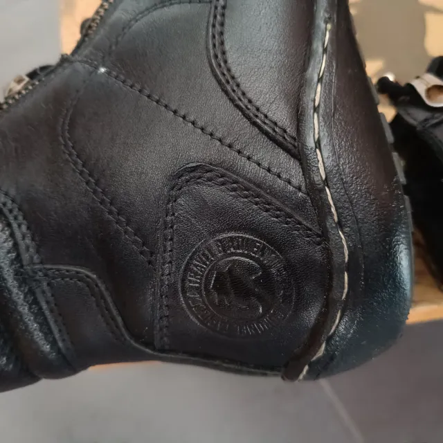 Botín Coronel Tapioca Negro Piel Cremallera