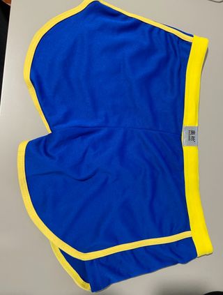 Pantalón corto deportivo azul y amarillo