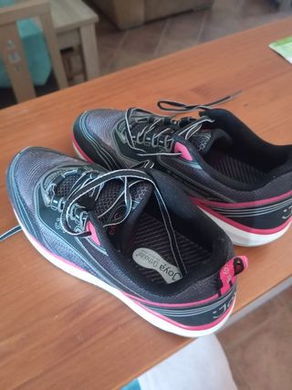 Zapatillas deportivas negras y rosas