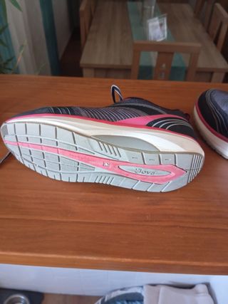 Zapatillas deportivas negras y rosas