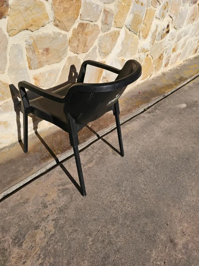 Sillas de terraza de plástico negro