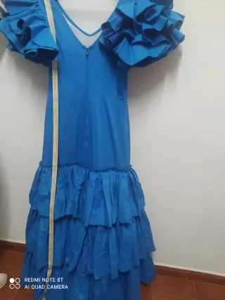 Traje de flamenca azul con volantes
