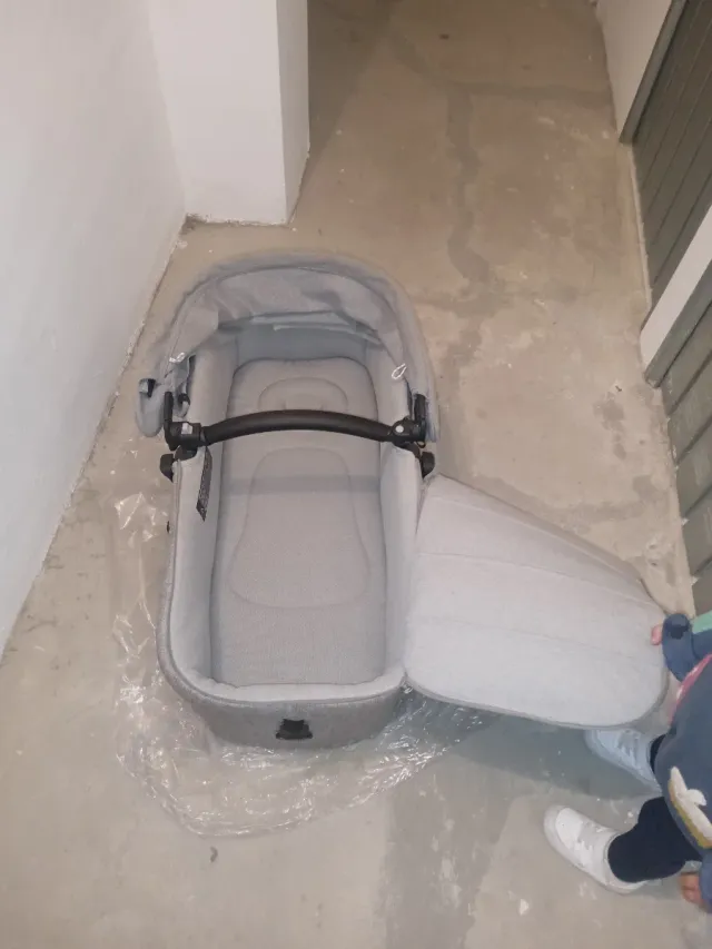 Cuna para bebé gris