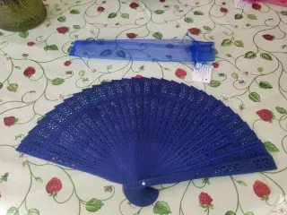 Abanico azul de madera calada