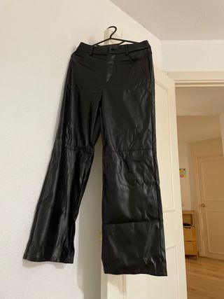 Pantalones negros efecto piel