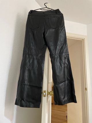 Pantalones negros efecto piel