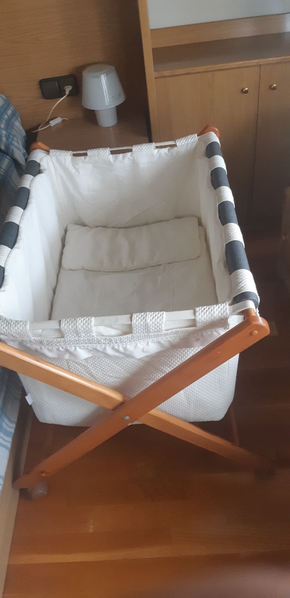 Cuna bebé con ropa invierno y verano