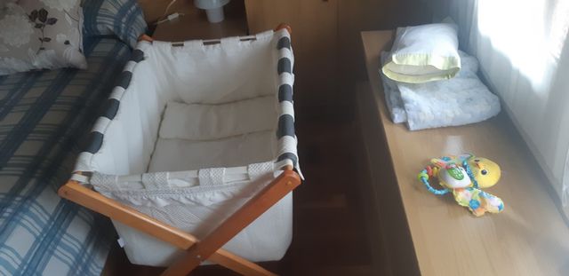 Cuna bebé con ropa invierno y verano