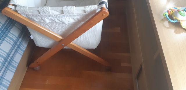 Cuna bebé con ropa invierno y verano