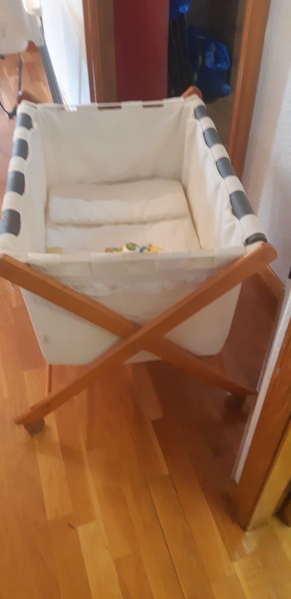 Cuna bebé con ropa invierno y verano