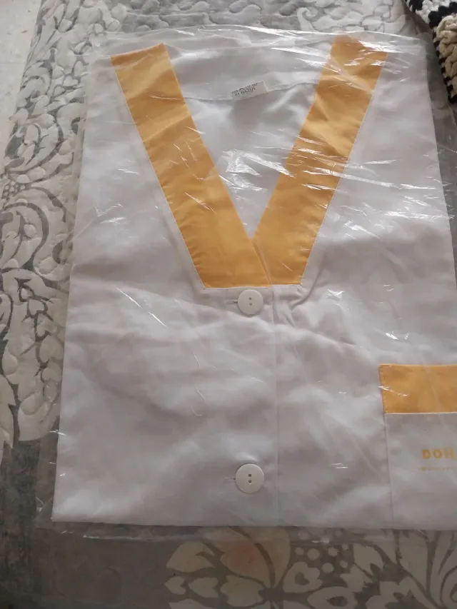 Chaqueta de trabajo blanca y dorada