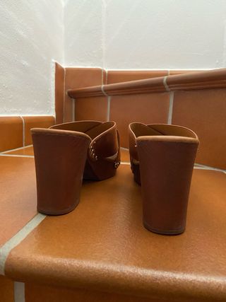 Zuecos de tacón marrón
Marca Marypaz