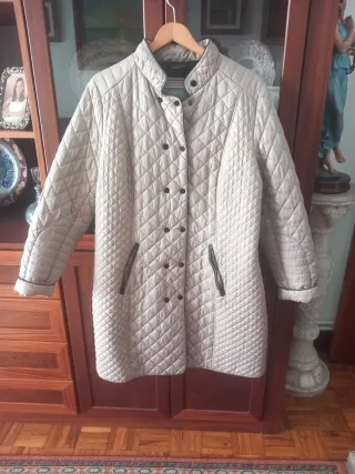 Gabardina acolchada beige Entrega en persona