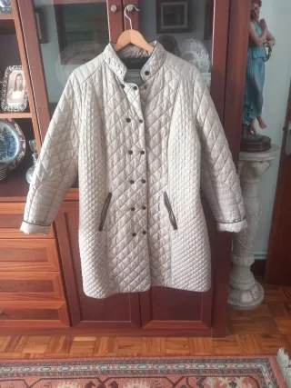 Gabardina acolchada beige Entrega en persona