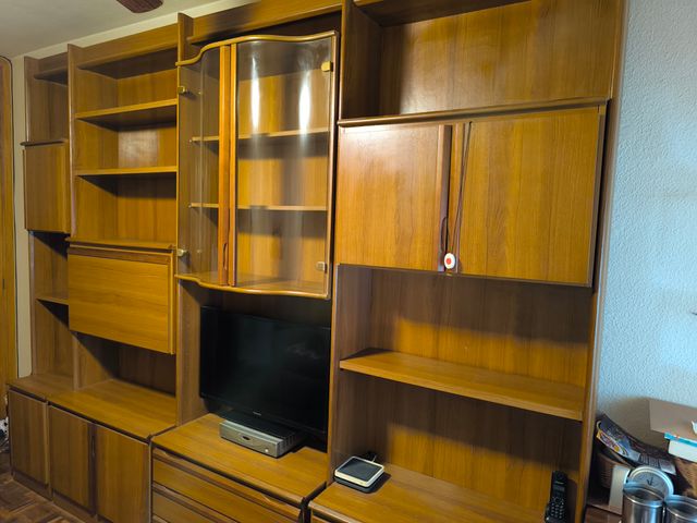 Mueble de salón madera y cristal