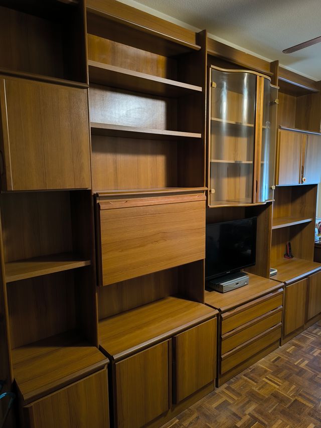 Mueble de salón madera y cristal