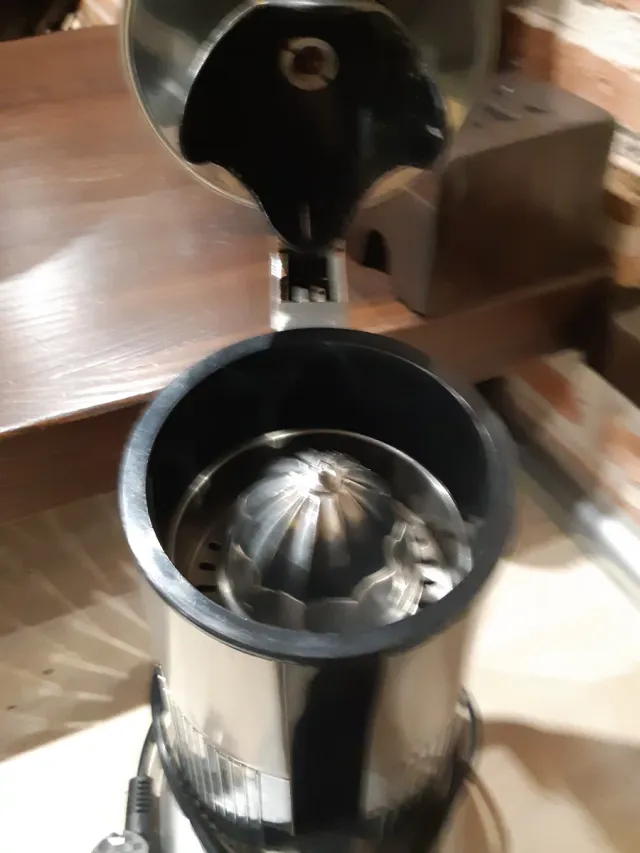 Exprimidor eléctrico plateado