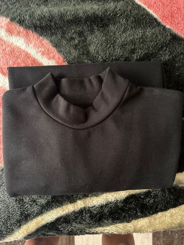 Sudadera cuello alto negra