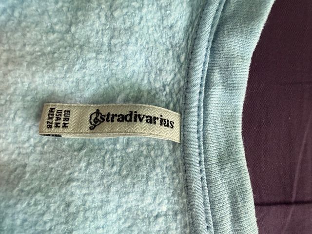 Sudadera Stradivarius azul con parches
