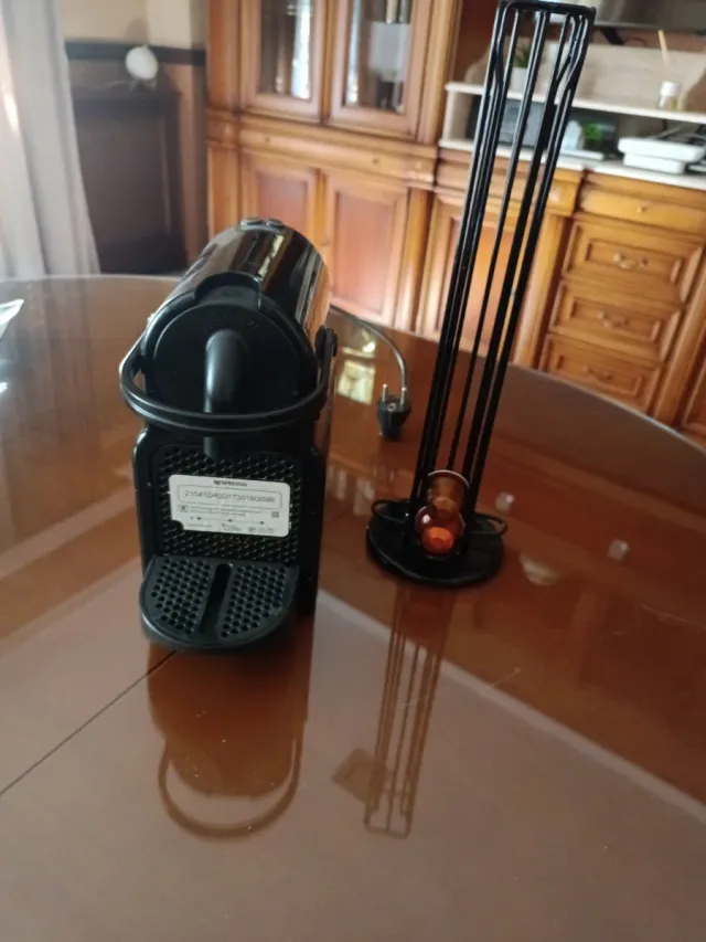 Cafetera Nespresso + Porta Cápsulas