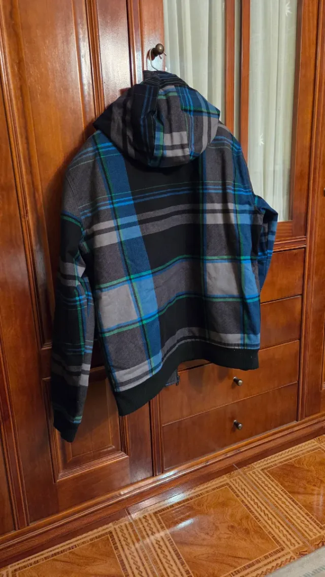 Cazadora XL a cuadros a penas usada.