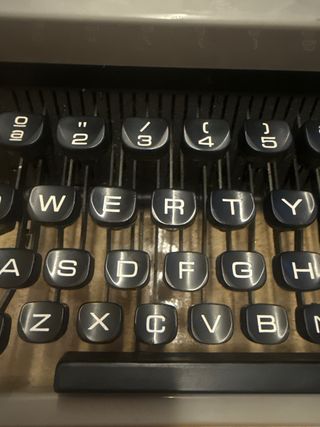 Máquina de escribir Olivetti DORA
