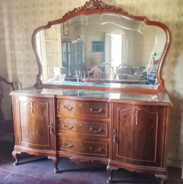 Aparador de antiguo con espejo