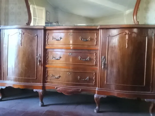 Aparador de antiguo con espejo