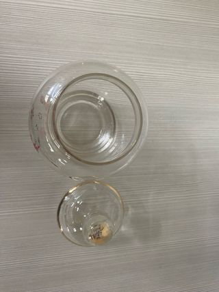 Vasetto in vetro con coperchio decorato